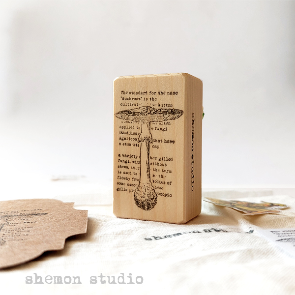 مهر چوبی نوشته و قارچ