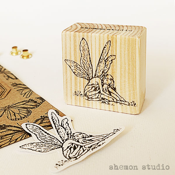 مهر چوبی پری غمگین نشسته