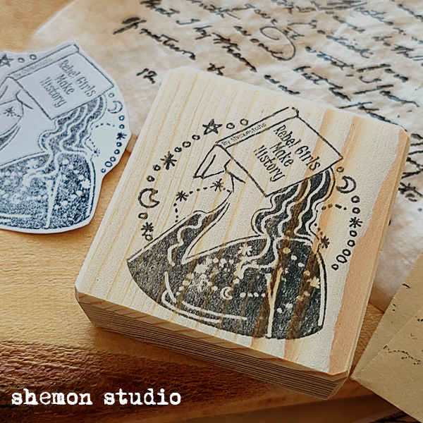 مهر چوبی طرح دختر و کتاب