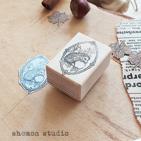 مهر چوبی طرح خارپشت و سیب