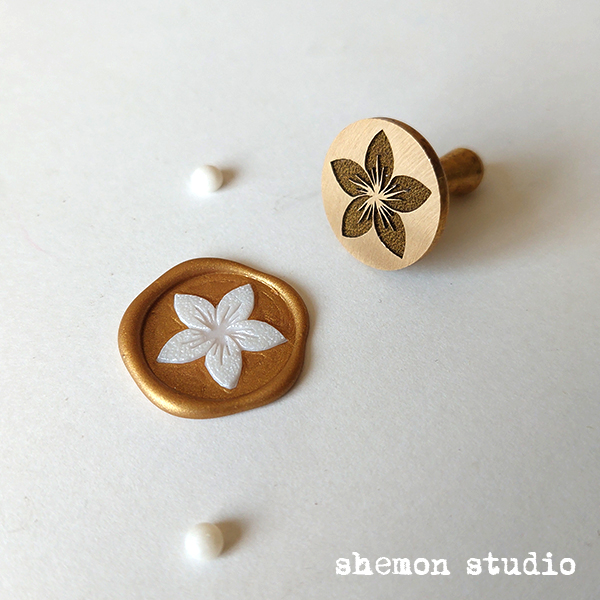 مهر برنجی دو سانتی طرح پلومریا